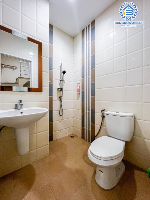 *****ทาวน์เฮ้าส์มือสอง นนทบุรี ม.โกลเด้นทาวน์ ชัยพฤกษ์-วงแหวน เนื้อที่ 21.20 ตร.ว. ฟังก์ชัน 4 ห้องนอน 3 ห้องน้ำ 2 ที่จอดรถ บ้านสภาพใหม่ ไม่ต้องต่อเติมอะไรเพิ่มก็พร้อมเข้าอยู่ได้เลย ทำเลดี เชื่อมต่อถนนบางกรวย-ไทรน้อย, ถนนกาญจนาภิเษก, ใกล้เซ็นทรัลเวสต์เกต และทางด่วน "ศรีรัช"